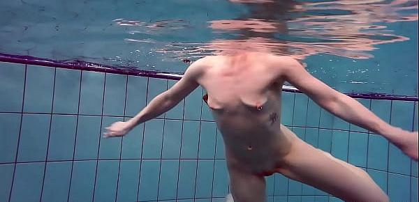  Underwater swimming babe Alice Bulbul
